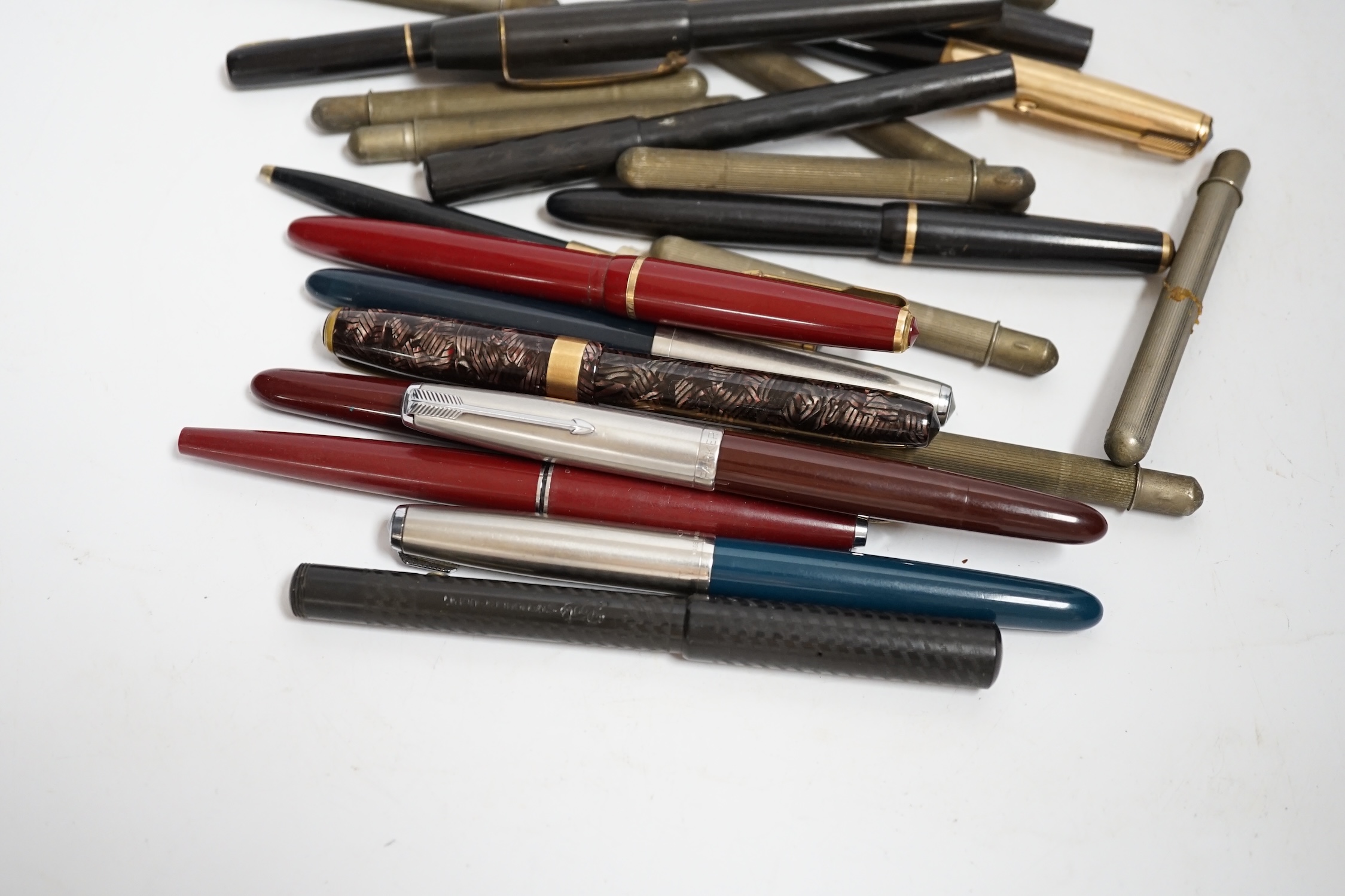A quantity of fountain pens including Parker. Some with 14k gold nibs